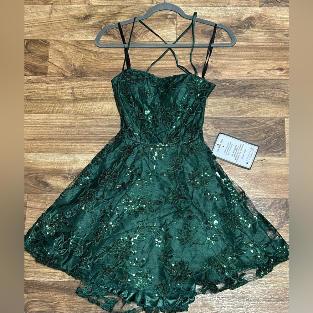 B.Darlin Sequin Green Formal Dress Size 7/8 Never Worn